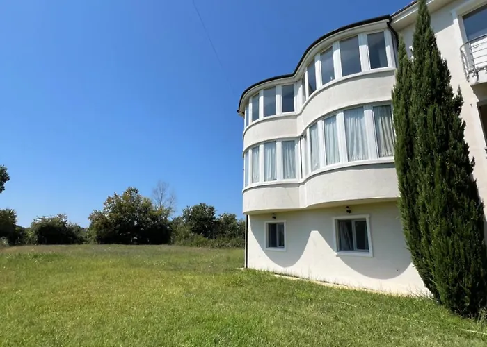 The White Privatunterkunft Hamallaj